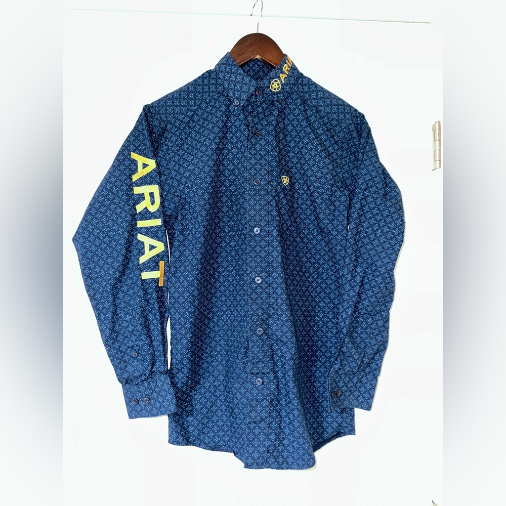 Ariat shirt fitted. Size XS